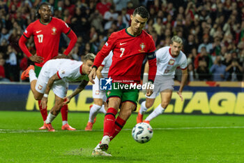 2024-11-15 - Cristiano Ronaldo of Portugal scores a penalty 2-0 during the UEFA Nations League, League phase, Matchday 5 football match between Portugal and Poland on 15 November 2024 at Estádio do Dragão in Porto, Portugal - FOOTBALL - UEFA NATIONS LEAGUE - PORTUGAL V POLAND - UEFA NATIONS LEAGUE - SOCCER