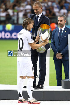 2024-08-14 - Luka Modric of Real Madrid and Aleksander Ceferin during the UEFA Super Cup 2024 football match between Real Madrid CF and Atalanta BC on 14 August 2024 at PGE Narodowy in Warsaw, Poland - FOOTBALL - UEFA SUPER CUP 2024 - REAL MADRID V ATALANTA - UEFA SUPER CUP - SOCCER