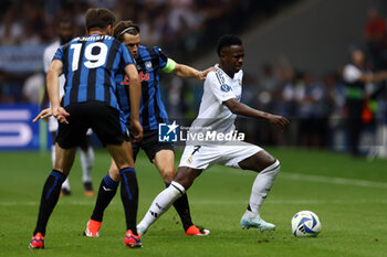 2024-08-14 - Marten de Roon of Atalanta and Vinicius Junior of Real Madrid during the UEFA Super Cup 2024 football match between Real Madrid CF and Atalanta BC on 14 August 2024 at PGE Narodowy in Warsaw, Poland - FOOTBALL - UEFA SUPER CUP 2024 - REAL MADRID V ATALANTA - UEFA SUPER CUP - SOCCER