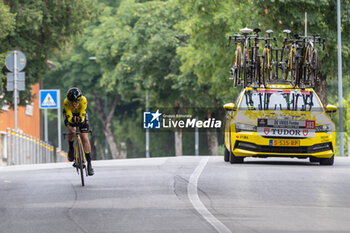 2024-07-07 - De Vries Femke (Ned) Team Visma - Lease a Bike during stage 1 of Giro d'Italia Women at Brescia, Italy on July 7, 2024 - GIRO D'ITALIA WOMEN - STAGE 1 BRESCIA/BRESCIA - STREET - CYCLING