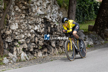 2024-07-07 - De Vries Femke (Ned) Team Visma - Lease a Bike during stage 1 of Giro d'Italia Women at Brescia, Italy on July 7, 2024 - GIRO D'ITALIA WOMEN - STAGE 1 BRESCIA/BRESCIA - STREET - CYCLING