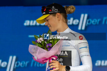 2024-07-07 - Nooijen Lieke (Ned) Team Visma - Lease a Bike during stage 1 of Giro d'Italia Women at Brescia, Italy on July 7, 2024 - GIRO D'ITALIA WOMEN - STAGE 1 BRESCIA/BRESCIA - STREET - CYCLING