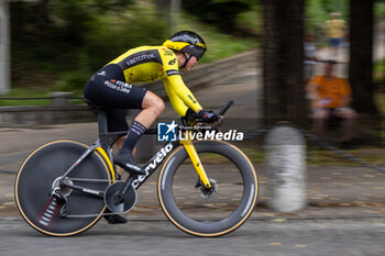 2024-07-07 - Oudeman Maud (Ned) Team Visma - Lease a Bike during stage 1 of Giro d'Italia Women at Brescia, Italy on July 7, 2024 - GIRO D'ITALIA WOMEN - STAGE 1 BRESCIA/BRESCIA - STREET - CYCLING