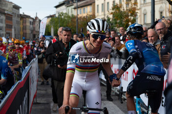 2024-10-12 - Tadej Pogačar, UAE Team Emirates - GIRO DI LOMBARDIA - STREET - CYCLING