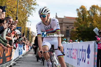 2024-10-12 - Tadej Pogačar, UAE Team Emirates - GIRO DI LOMBARDIA - STREET - CYCLING