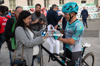 2024-10-12 - Domenico Pozzovivo, team VF Group-Bardiani CSF-Faizane and his pregnant wife with a little body for their baby - GIRO DI LOMBARDIA - STREET - CYCLING