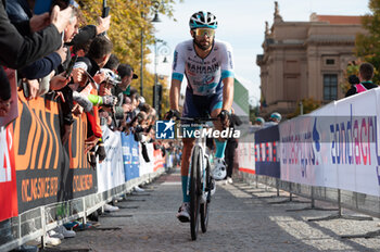 2024-10-12 - Andrea Pasqualon, team Bahrain Victorious - GIRO DI LOMBARDIA - STREET - CYCLING