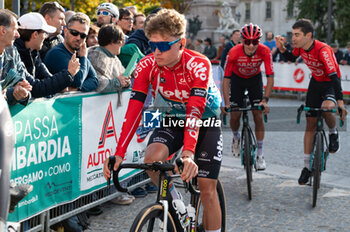 2024-10-12 - Lennert Van Eetvelt, team Lotto Dstny - GIRO DI LOMBARDIA - STREET - CYCLING