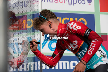 2024-10-12 - Lennert Van Eetvelt, team Lotto Dstny - GIRO DI LOMBARDIA - STREET - CYCLING