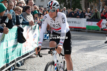 2024-10-12 - Thymen Arensman, Ineos Grenadiers - GIRO DI LOMBARDIA - STREET - CYCLING