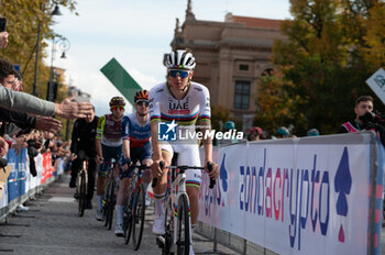 2024-10-12 - Tadej Pogačar, UAE Team Emirates - GIRO DI LOMBARDIA - STREET - CYCLING