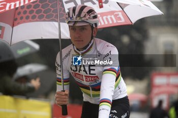 2024-10-08 - Tadej Pogačar, UAE Team Emirates at the departure from Busto Arsizio - TRE VALLI VARESINE - STREET - CYCLING