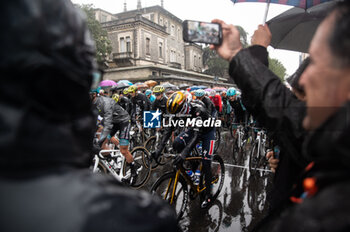 2024-10-08 - Starting cyclists from Busto Arsizio, with Remco Evenepoel - TRE VALLI VARESINE - STREET - CYCLING