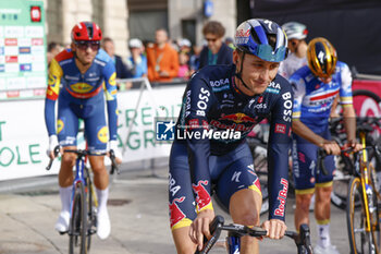 2024-10-12 - Il Lombardia 2024 - 118th Edition- Bergamo- Como, 252 km- Italy- Jai Hindley, Team Red Bull Hansgrohe - 12-10-2024 - GIRO DI LOMBARDIA - STREET - CYCLING