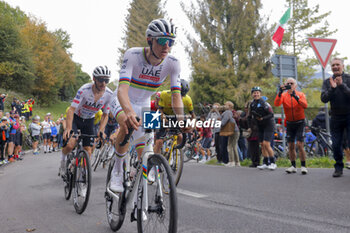 2024-10-12 - Il Lombardia 2024 - 118th Edition- Bergamo- Como, 252 km- Italy - Tadej Pogacar, Adam Yates, Team Uae Emirates - 12-10-2024 - GIRO DI LOMBARDIA - STREET - CYCLING