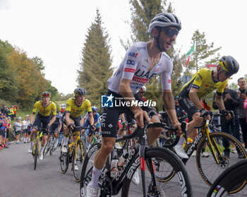 2024-10-12 - Il Lombardia 2024 - 118th Edition- Bergamo- Como, 252 km- Italy- Adam Yates, Team Use Emirates - 12-10-2024 - GIRO DI LOMBARDIA - STREET - CYCLING