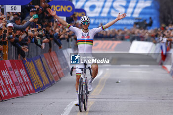 2024-10-12 - Il Lombardia 2024 - 118th Edition- Bergamo- Como, 252 km - Italy- 12-10-2024 - Tadej Pogagar - GIRO DI LOMBARDIA - STREET - CYCLING