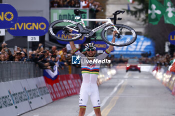 2024-10-12 - Il Lombardia 2024 - 118th Edition- Bergamo- Como, 252 km - Italy- 12-10-2024 - Tadej Pogacar - GIRO DI LOMBARDIA - STREET - CYCLING