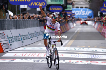 2024-10-12 - Il Lombardia 2024 - 118th Edition- Bergamo- Como, 252 km - Italy- 12-10-2024 - Tadej Pogacar - GIRO DI LOMBARDIA - STREET - CYCLING