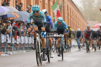 2024-10-05 - Giro dell’Emilia 2024 - 107 th Edition - Vignola- San luca, 216 km- Italy - 05-10-2024 - Giulio Pellizzari on the San Luca Climb - GIRO DELL'EMILIA - STREET - CYCLING