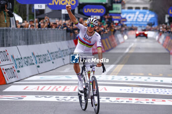 2024-10-05 - Il Lombardia 2024 - 118th Edition- Bergamo - Como, 252 km- Italy - 12-10-2024 - Tadej Pogacar - GIRO DELL'EMILIA - STREET - CYCLING