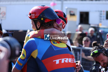 2024-05-07 - 07/05/2024 Giro d'Italia, 4° stage, Acqui Terme-Andora, in the photo: Jonathan Milan and Daan Hoole - STAGE 4 - AQUI TERME-ANDORA - GIRO D'ITALIA - CYCLING