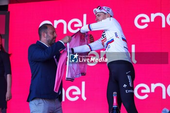 2024-05-07 - 07/05/2024 Giro d'Italia, 4° stage, Acqui Terme-Andora, in the photo: Tadej Pogacar pink jersey and deputy mayor Paolo Rossi - STAGE 4 - AQUI TERME-ANDORA - GIRO D'ITALIA - CYCLING