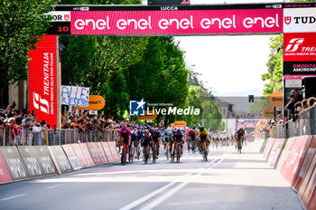 2024-05-08 - ITA Jonathan Milan LDTwins the group sprint for 5th position. - STAGE 5 - GENOVA-LUCCA - GIRO D'ITALIA - CYCLING