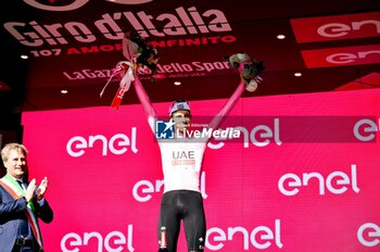 2024-05-08 - SLO Tadej Pogacar UAE - wear the Maglia Rosa Jersey on podiun of the 5th stage - STAGE 5 - GENOVA-LUCCA - GIRO D'ITALIA - CYCLING