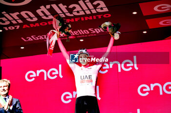 2024-05-08 - SLO Tadej Pogacar UAE - wear the Maglia Rosa Jersey on podiun of the stage 5th - STAGE 5 - GENOVA-LUCCA - GIRO D'ITALIA - CYCLING
