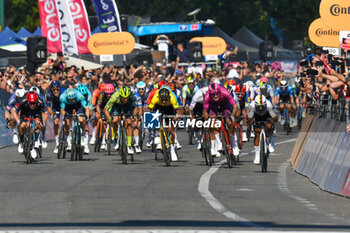 2024-05-12 - Sprint coming to the finish line during Tappa 9 - Avezzano-Napoli - Giro d'Italia 2024 - STAGE 9 - AVEZZANO-NAPOLI - GIRO D'ITALIA - CYCLING