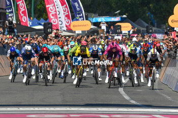 2024-05-12 - Sprint coming to the finish line during Tappa 9 - Avezzano-Napoli - Giro d'Italia 2024 - STAGE 9 - AVEZZANO-NAPOLI - GIRO D'ITALIA - CYCLING