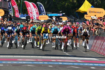 2024-05-12 - Sprint coming to the finish line during Tappa 9 - Avezzano-Napoli - Giro d'Italia 2024 - STAGE 9 - AVEZZANO-NAPOLI - GIRO D'ITALIA - CYCLING