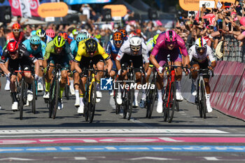 2024-05-12 - Sprint coming to the finish line during Tappa 9 - Avezzano-Napoli - Giro d'Italia 2024 - STAGE 9 - AVEZZANO-NAPOLI - GIRO D'ITALIA - CYCLING