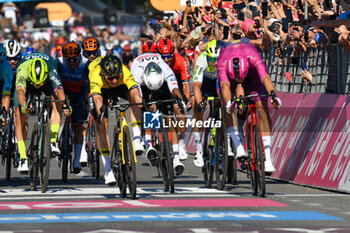 2024-05-12 - Sprint coming to the finish line during Tappa 9 - Avezzano-Napoli - Giro d'Italia 2024 - STAGE 9 - AVEZZANO-NAPOLI - GIRO D'ITALIA - CYCLING