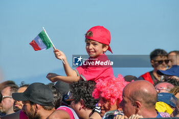 2024-05-12 - Little fans during Tappa 9 - Avezzano-Napoli - Giro d'Italia 2024 - STAGE 9 - AVEZZANO-NAPOLI - GIRO D'ITALIA - CYCLING