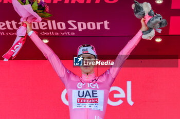 2024-05-12 - Tadej Pgacar with Maglia Rosa after Tappa 9 - Avezzano-Napoli - Giro d'Italia 2024 - STAGE 9 - AVEZZANO-NAPOLI - GIRO D'ITALIA - CYCLING