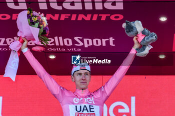 2024-05-12 - Tadej Pgacar with Maglia Rosa after Tappa 9 - Avezzano-Napoli - Giro d'Italia 2024 - STAGE 9 - AVEZZANO-NAPOLI - GIRO D'ITALIA - CYCLING