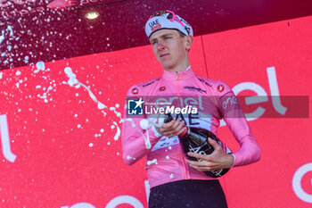 2024-05-12 - Tadej Pgacar with Maglia Rosa after Tappa 9 - Avezzano-Napoli - Giro d'Italia 2024 - STAGE 9 - AVEZZANO-NAPOLI - GIRO D'ITALIA - CYCLING