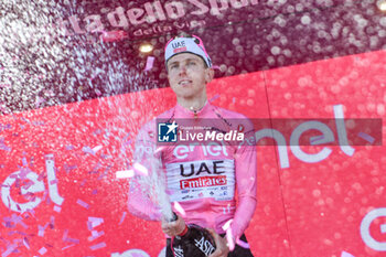 2024-05-12 - Tadej Pgacar with Maglia Rosa after Tappa 9 - Avezzano-Napoli - Giro d'Italia 2024 - STAGE 9 - AVEZZANO-NAPOLI - GIRO D'ITALIA - CYCLING