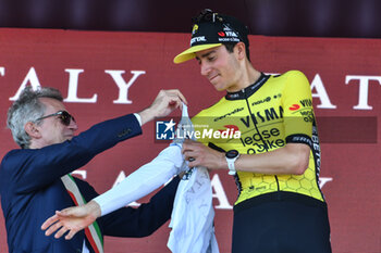 2024-05-12 - Cian Uijtderbroeks with Maglia Bianca after Tappa 9 - Avezzano-Napoli - Giro d'Italia 2024 - STAGE 9 - AVEZZANO-NAPOLI - GIRO D'ITALIA - CYCLING