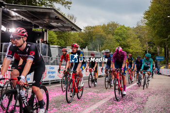 2024-05-14 - Giro d'Italia group of cyclists - STAGE 10 - POMPEI-CUSANO MUTRI - GIRO D'ITALIA - CYCLING