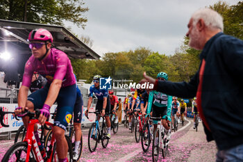 2024-05-14 - Giro d'Italia group of cyclists - STAGE 10 - POMPEI-CUSANO MUTRI - GIRO D'ITALIA - CYCLING