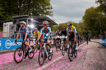 2024-05-14 - Giro d'Italia group of cyclists - STAGE 10 - POMPEI-CUSANO MUTRI - GIRO D'ITALIA - CYCLING