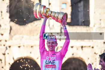 2024-05-26 - Tadej Pogacar (UAE Emirates) with Trofeo Senza Fine and Maglia Rosa - Stage 21 Roma-Roma of Giro D'Italia 2024 - STAGE 21 - ROMA-ROMA - GIRO D'ITALIA - CYCLING