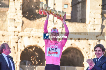 2024-05-26 - Tadej Pogacar (UAE Emirates) with Trofeo Senza Fine and Maglia Rosa - Stage 21 Roma-Roma of Giro D'Italia 2024 - STAGE 21 - ROMA-ROMA - GIRO D'ITALIA - CYCLING