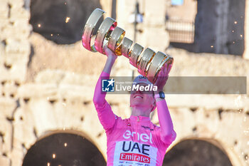 2024-05-26 - Tadej Pogacar (UAE Emirates) with Trofeo Senza Fine and Maglia Rosa - Stage 21 Roma-Roma of Giro D'Italia 2024 - STAGE 21 - ROMA-ROMA - GIRO D'ITALIA - CYCLING