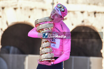 2024-05-26 - Tadej Pogacar (UAE Emirates) with Trofeo Senza Fine and Maglia Rosa - Stage 21 Roma-Roma of Giro D'Italia 2024 - STAGE 21 - ROMA-ROMA - GIRO D'ITALIA - CYCLING