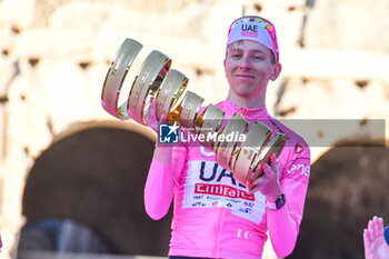 2024-05-26 - Tadej Pogacar (UAE Emirates) with Trofeo Senza Fine and Maglia Rosa - Stage 21 Roma-Roma of Giro D'Italia 2024 - STAGE 21 - ROMA-ROMA - GIRO D'ITALIA - CYCLING