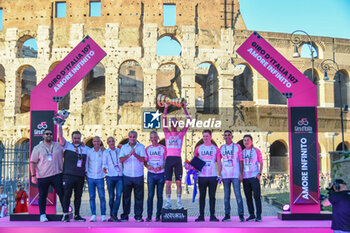 2024-05-26 - Tadej Pogacar and UAE Emirates team with Trofeo Senza Fine and Maglia Rosa - Stage 21 Roma-Roma of Giro D'Italia 2024 - STAGE 21 - ROMA-ROMA - GIRO D'ITALIA - CYCLING